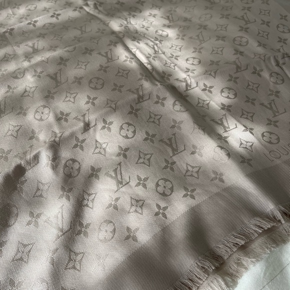 Louis Vuitton Monogram Shawl - Greige - Picture 2 of 5